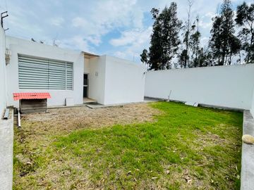 Casa independiente de venta en la mitad del mundo urb. la marca