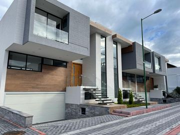 Casa de venta en cumbaya a estrenar