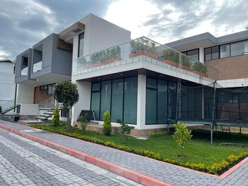Casa de venta en cumbaya a estrenar