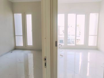 BARU, Rumah Manyar Kertoadi Mewah 2 Lantai dkt Raya MERR Kertajaya SHM