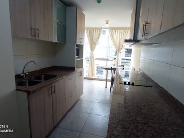 VENTA DE AMPLIO  DEPARTAMENTO EN CONDOMINIO EN LA MOLINA