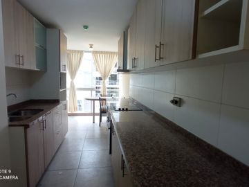 VENTA DE AMPLIO  DEPARTAMENTO EN CONDOMINIO EN LA MOLINA
