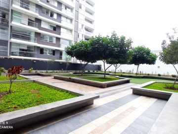 VENTA DE AMPLIO  DEPARTAMENTO EN CONDOMINIO EN LA MOLINA