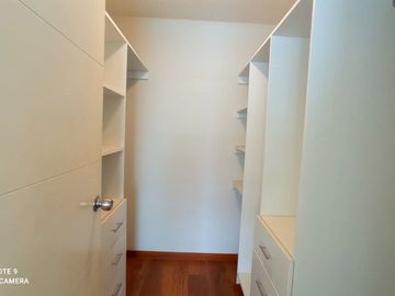 VENTA DE AMPLIO  DEPARTAMENTO EN CONDOMINIO EN LA MOLINA