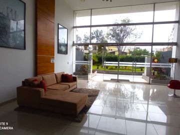 VENTA DE AMPLIO  DEPARTAMENTO EN CONDOMINIO EN LA MOLINA