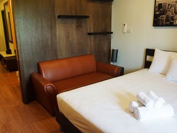 Convenient location condo for sale and rent in Nimman area, close to One Nimman,Maya shopping Mall,fully furnished ready to move in. From The Airport 