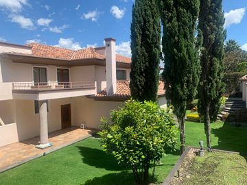 Exclusiva casa de venta, Cumbayá, sector Miravalle, dentro de urbanización de lujo, ascensor, vista