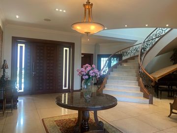 Exclusiva casa de venta, Cumbayá, sector Miravalle, dentro de urbanización de lujo, ascensor, vista