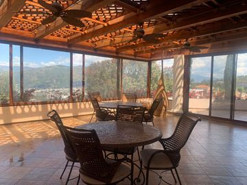 Exclusiva casa de venta, Cumbayá, sector Miravalle, dentro de urbanización de lujo, ascensor, vista