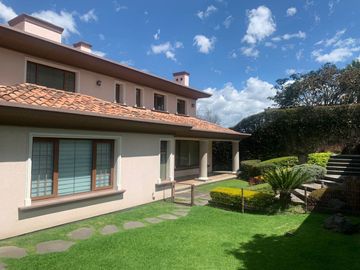 Exclusiva casa de venta, Cumbayá, sector Miravalle, dentro de urbanización de lujo, ascensor, vista