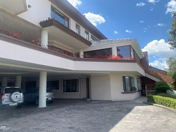 Exclusiva casa de venta, Cumbayá, sector Miravalle, dentro de urbanización de lujo, ascensor, vista