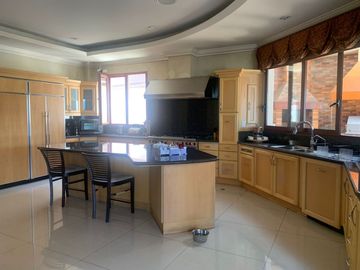 Exclusiva casa de venta, Cumbayá, sector Miravalle, dentro de urbanización de lujo, ascensor, vista