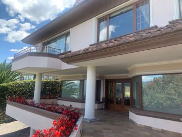 Exclusiva casa de venta, Cumbayá, sector Miravalle, dentro de urbanización de lujo, ascensor, vista
