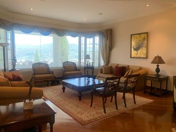 Exclusiva casa de venta, Cumbayá, sector Miravalle, dentro de urbanización de lujo, ascensor, vista