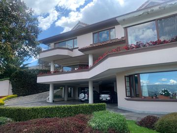 Exclusiva casa de venta, Cumbayá, sector Miravalle, dentro de urbanización de lujo, ascensor, vista