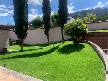 Exclusiva casa de venta, Cumbayá, sector Miravalle, dentro de urbanización de lujo, ascensor, vista