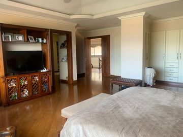 Exclusiva casa de venta, Cumbayá, sector Miravalle, dentro de urbanización de lujo, ascensor, vista
