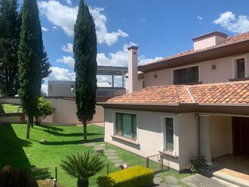 Exclusiva casa de venta, Cumbayá, sector Miravalle, dentro de urbanización de lujo, ascensor, vista