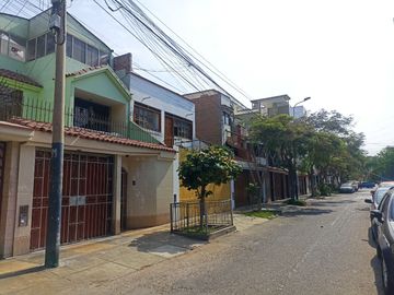 VENTA DE CASA - 2 PISOS MAS AIRES EN SURCO - URB. EL TOTORAL