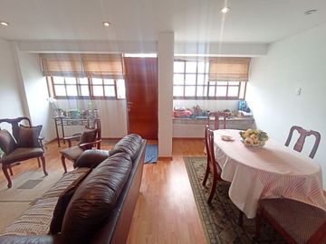 VENTA DE CASA - 2 PISOS MAS AIRES EN SURCO - URB. EL TOTORAL