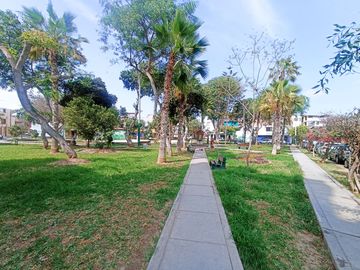 VENTA DE CASA - 2 PISOS MAS AIRES EN SURCO - URB. EL TOTORAL