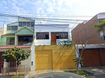VENTA DE CASA - 2 PISOS MAS AIRES EN SURCO - URB. EL TOTORAL