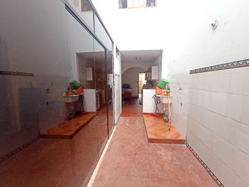 VENTA DE CASA - 2 PISOS MAS AIRES EN SURCO - URB. EL TOTORAL