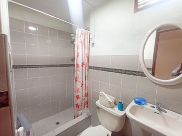 VENTA DE CASA - 2 PISOS MAS AIRES EN SURCO - URB. EL TOTORAL