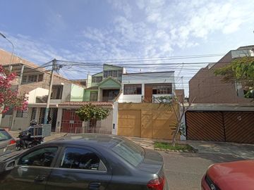 VENTA DE CASA - 2 PISOS MAS AIRES EN SURCO - URB. EL TOTORAL