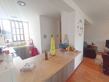 VENTA DE CASA - 2 PISOS MAS AIRES EN SURCO - URB. EL TOTORAL