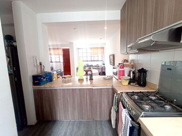VENTA DE CASA - 2 PISOS MAS AIRES EN SURCO - URB. EL TOTORAL