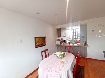 VENTA DE CASA - 2 PISOS MAS AIRES EN SURCO - URB. EL TOTORAL