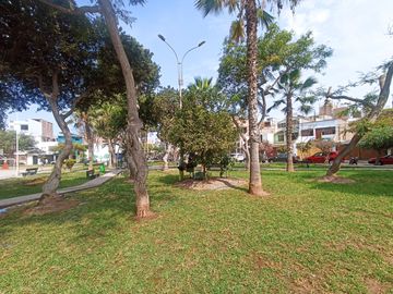 VENTA DE CASA - 2 PISOS MAS AIRES EN SURCO - URB. EL TOTORAL