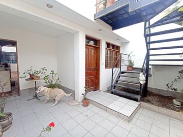 VENTA DE CASA - 2 PISOS MAS AIRES EN SURCO - URB. EL TOTORAL