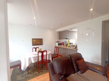 VENTA DE CASA - 2 PISOS MAS AIRES EN SURCO - URB. EL TOTORAL