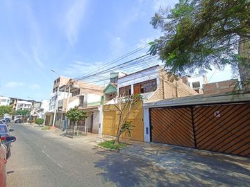 VENTA DE CASA - 2 PISOS MAS AIRES EN SURCO - URB. EL TOTORAL