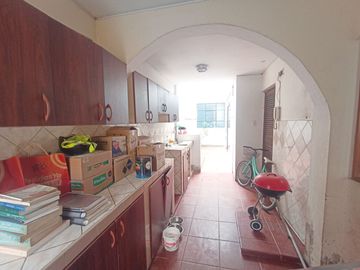 VENTA DE CASA - 2 PISOS MAS AIRES EN SURCO - URB. EL TOTORAL