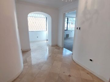 DEPARTAMENTO EN VENTA 184m2, 2 PARQUEDEROS SECTOR BATAN ALTO