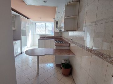 DEPARTAMENTO EN VENTA 184m2, 2 PARQUEDEROS SECTOR BATAN ALTO