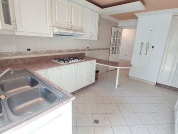 DEPARTAMENTO EN VENTA 184m2, 2 PARQUEDEROS SECTOR BATAN ALTO