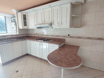 DEPARTAMENTO EN VENTA 184m2, 2 PARQUEDEROS SECTOR BATAN ALTO