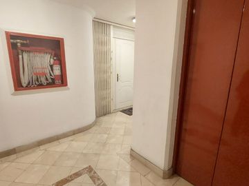 DEPARTAMENTO EN VENTA 184m2, 2 PARQUEDEROS SECTOR BATAN ALTO