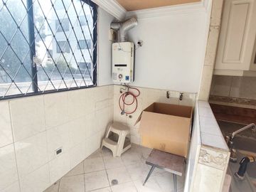 DEPARTAMENTO EN VENTA 184m2, 2 PARQUEDEROS SECTOR BATAN ALTO