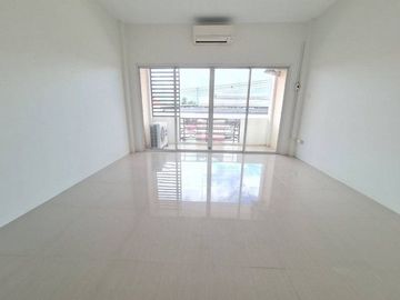 Commercial Building for Rent at Sri Arun Market Chiang Mai