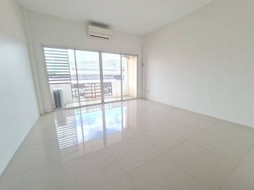 Commercial Building for Rent at Sri Arun Market Chiang Mai