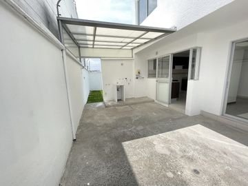 ELEGANTE Y MODERNA CASA