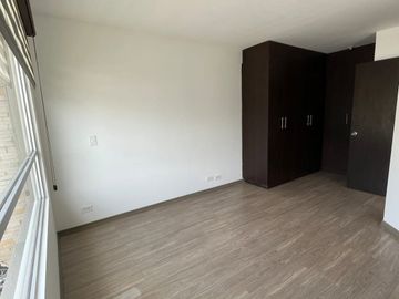 ELEGANTE Y MODERNA CASA