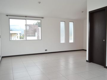 ELEGANTE Y MODERNA CASA