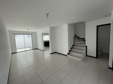 ELEGANTE Y MODERNA CASA