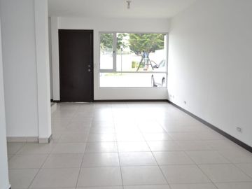 ELEGANTE Y MODERNA CASA